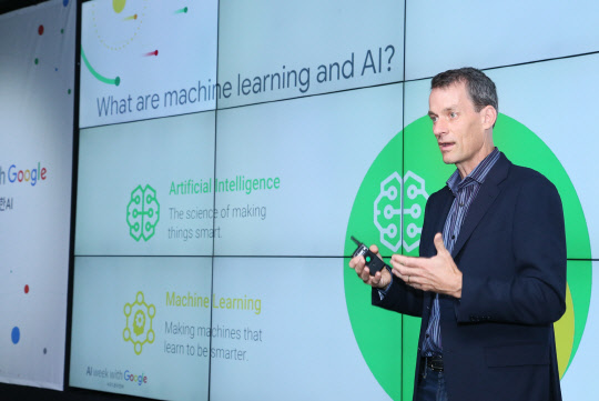 26일 구글 캠퍼스 서울에서 열린 'AI with Google 2018' 컨퍼런스에서 제프 딘 구글 시니어 펠로우가 기조연설을 하고 있다.  구글코리아 제공